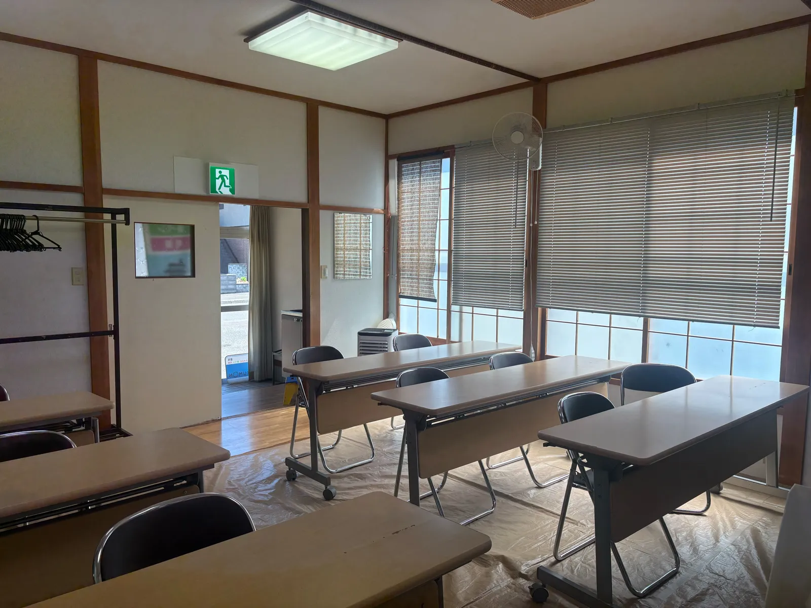 机と椅子を整えたにしの教室内