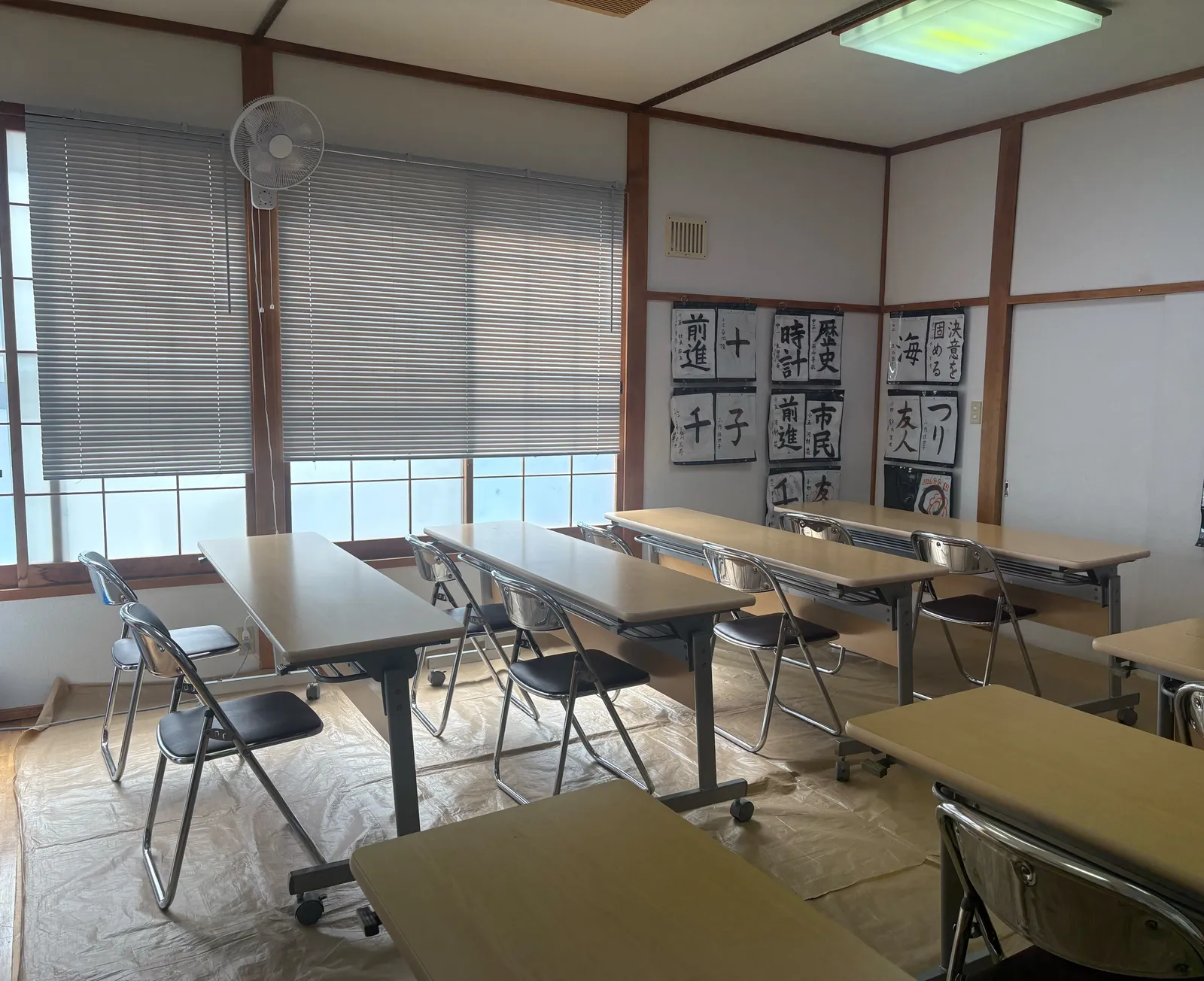学習者の書写作品が掲示されたにしの教室内
